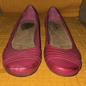 Clarks Women's Red Flats with Pleated Design SoftWalk Bendables